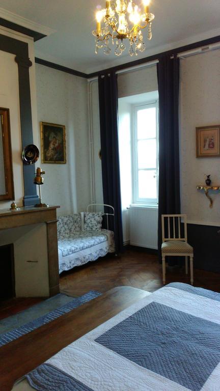 Chateau De Bourrassol Bed & Breakfast Menetrol ภายนอก รูปภาพ