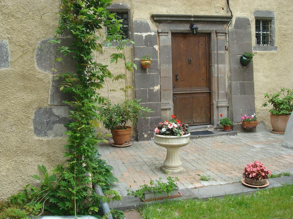 Chateau De Bourrassol Bed & Breakfast Menetrol ภายนอก รูปภาพ