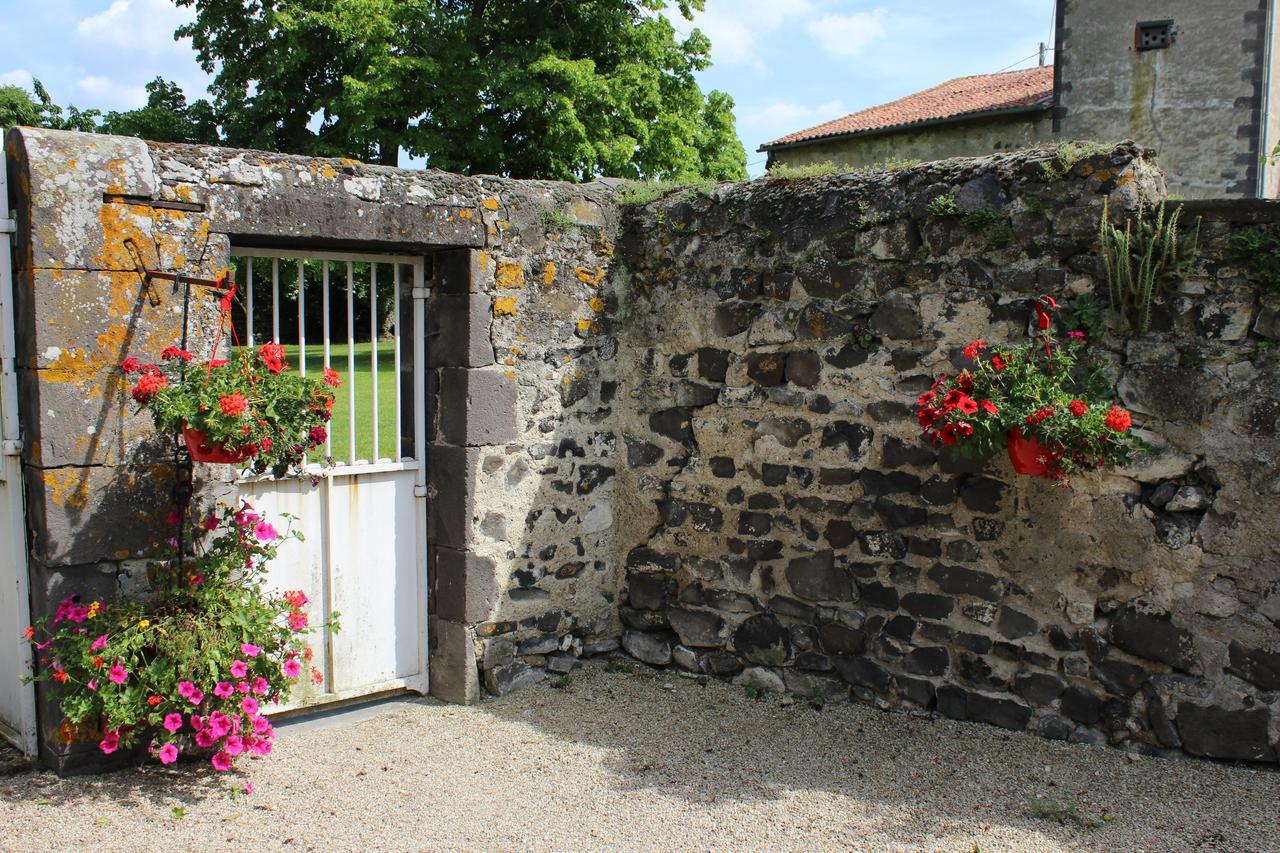 Chateau De Bourrassol Bed & Breakfast Menetrol ภายนอก รูปภาพ